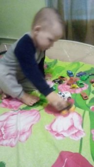 Малыш комментирует свою игру.