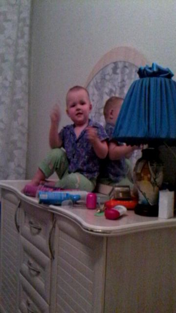 Малыш забрался на камод и распотрошил бабушкину бижутерию.