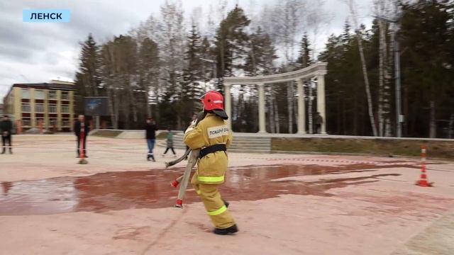 Ленские школьники орудовали пожарным гидрантом на городской площади