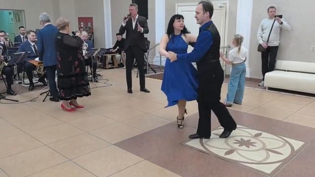 "Букет из белых роз, любовь здесь в каждом лепестке..."?
