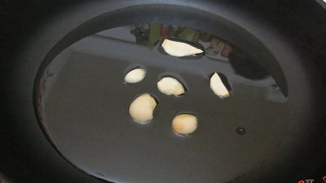 Спагетти с пармезаном и салями