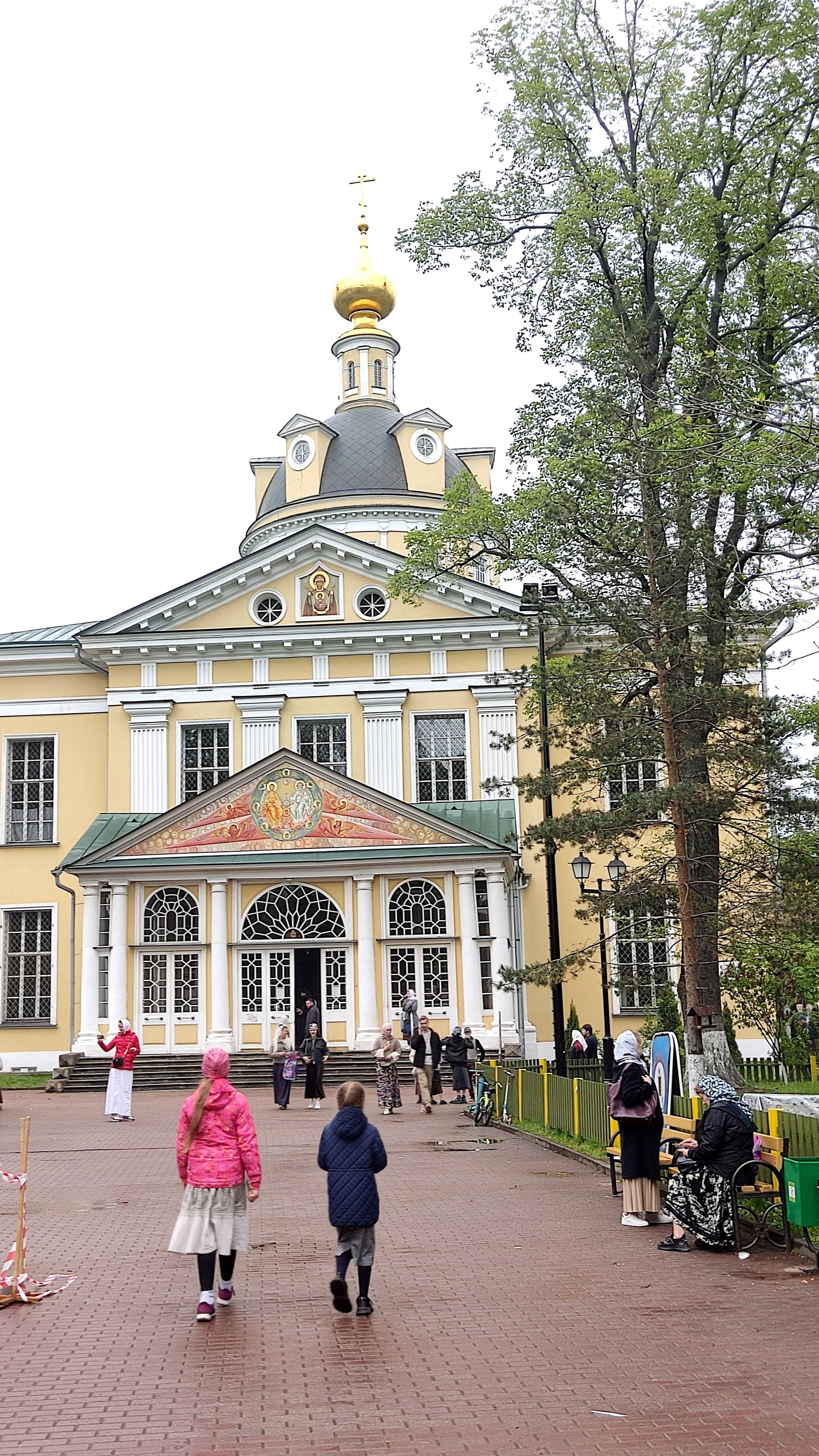 У входа в ПОКРОВКИЙ ХРАМ💖РОГОЖСКАЯ СЛОБОДА#Москва Старообрядческая. День жён-мироносиц 04.05.2025