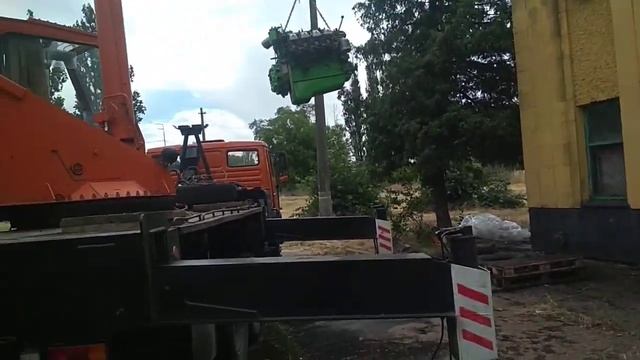 кран камаз поднял двигатель камаз