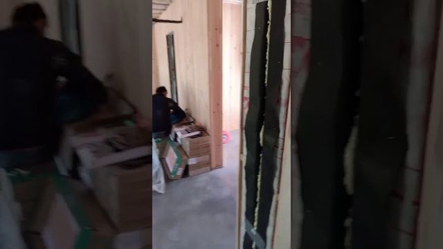 брат строит каркасную баню