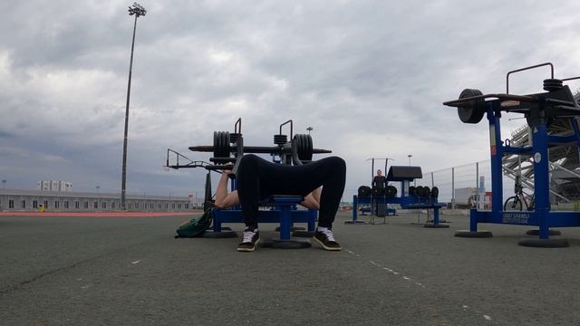 Жим лежа 💥 каждый блин сбоку +20 кг #STREETBARBELL на максимум