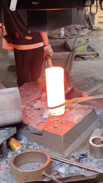 Precision Forging： Punching Holes and Shaping Red-Hot Steel with Intense Heat