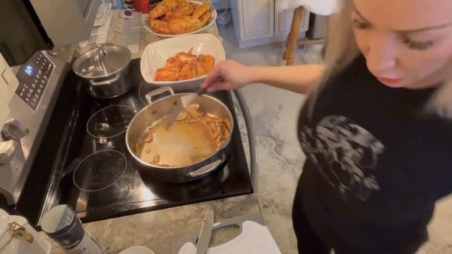 Курица в соусе с грибами,шпинатом и картофелем.