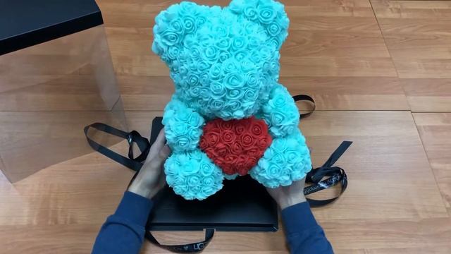 Мятный мишка из роз с сердцем. Видео обзор