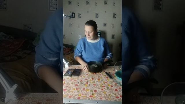 Готовим картошку с грибами и яичницу!