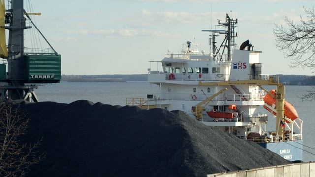 Корабль в порту кран уголь футаж