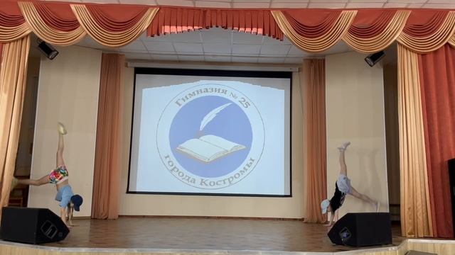 А вот наш школьный танец