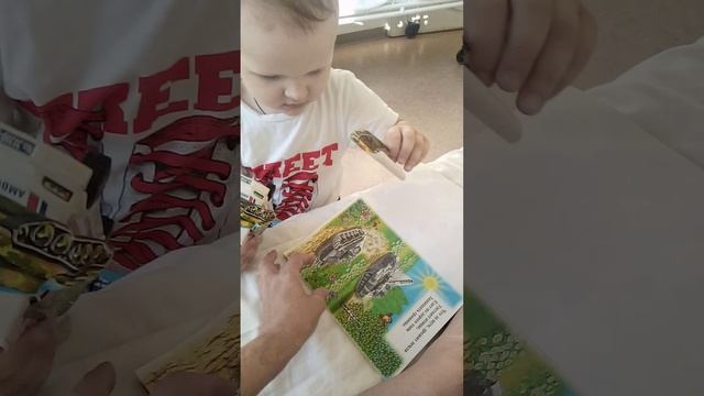 Мишка показывает как играть в больнице.