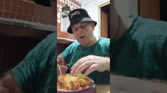 На ужин, картошка пюре, жареная рыба, огурчик и чай. При