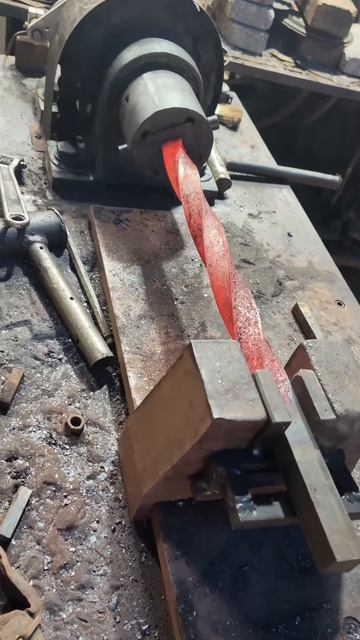 ASMR Red Hot Steel： Twisting and Shaping Square Bars into Perfect Forms