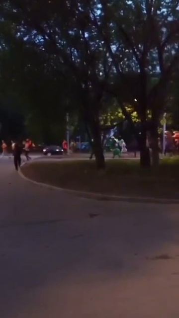 В Тушино ночью произошёл эпичный забег динозавров и других сказочных героев