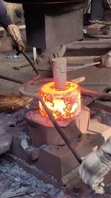 Forging Large-Diameter Steel： The Transformation of Red-Hot Metal Bars