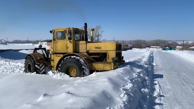 К-700А «Кировец» ПРЕОДОЛЕВАЕТ ВЕСЕННИЕ СУГРОБЫ. ПОЛНОЕ