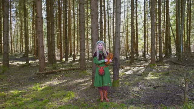 Elvia Linf Эльфийка радуется весне в лесу The elf walks in the forest and enjoys the spring