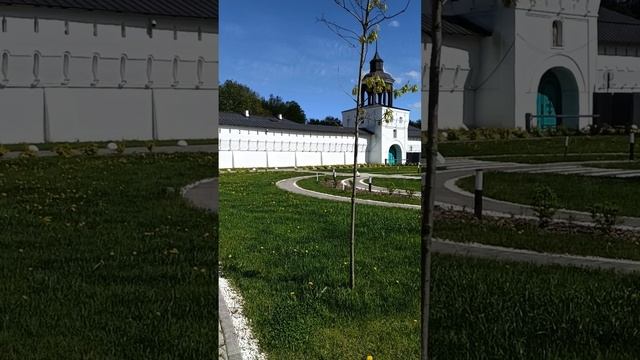 У входа в Толгский монастырь, май-2025: лужайки, дорожки, Волга, корабли...