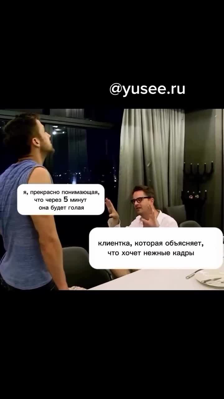 Мужчина разговаривает с Райаном Гослингом, а тот отворачивается/поворачивается к камере и улыбает...