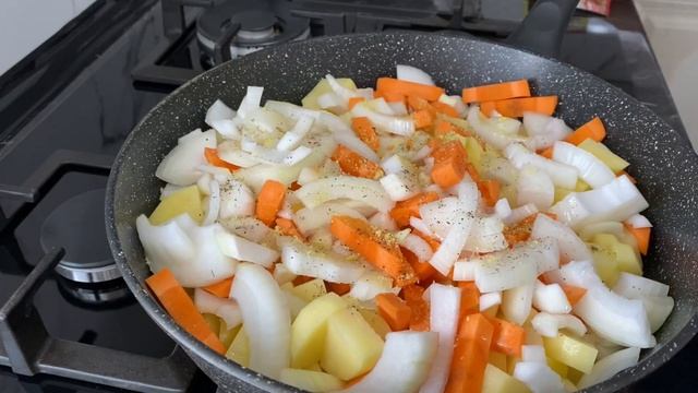 Рецепт: Тушенный картофель с цветной капустой. Быстро