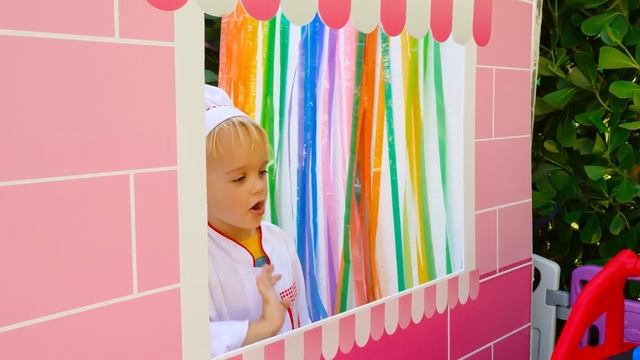 Влад и НикитаВлад и Ники посещают кафе Криса для детей