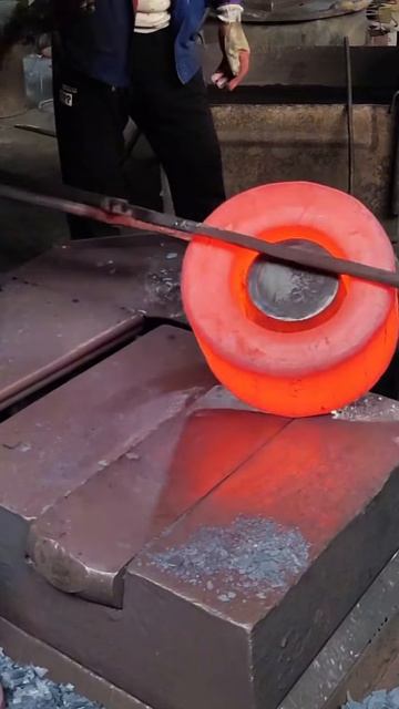 Giant Red-Hot Steel Block Forging – Compaction & De-Airing for a Perfect Steel Structure