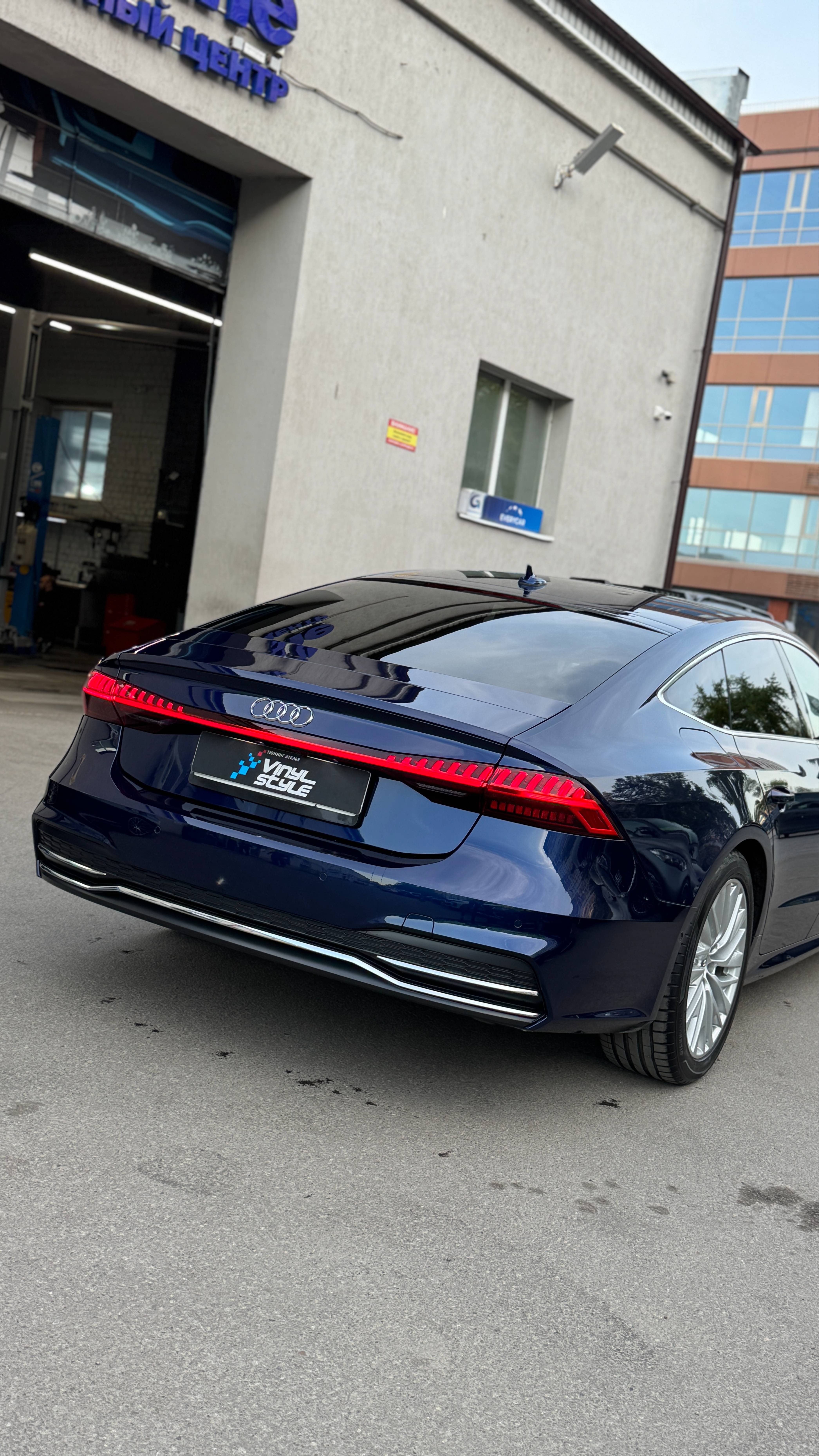Бронирование кузова автомобиля Audi A7 глянцевой полиуретановой пленкой
