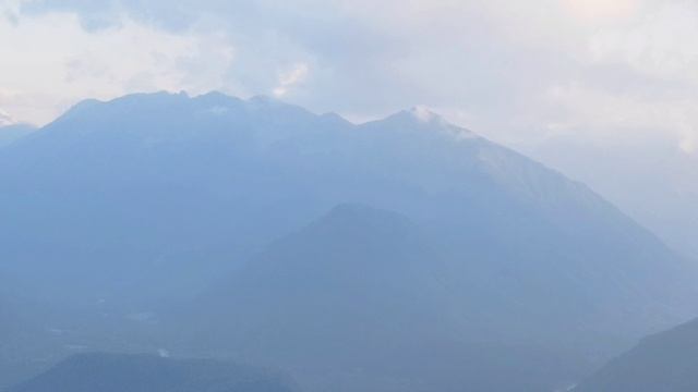 горы и поселок внизу