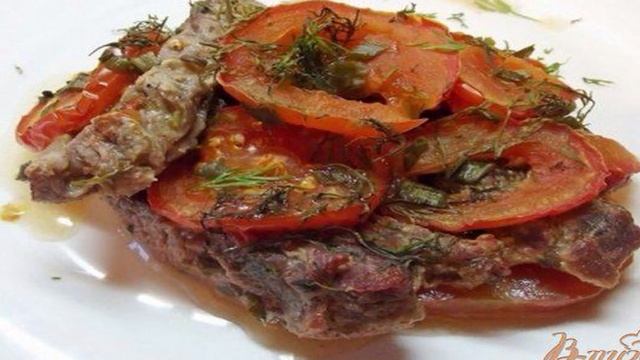 Мясо запеченное с помидорами