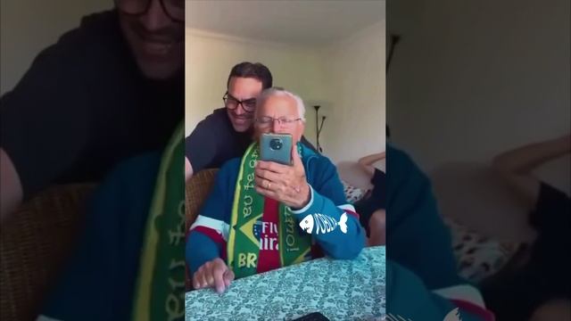 Милота дня: сын, живущий за границей вернулся домой и позвонил отцу по видеосвязи