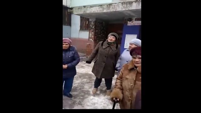 украинские бабушки возле подъезда/свадьба /