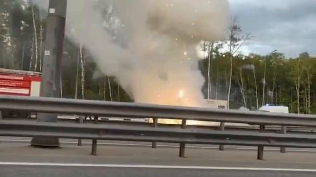 Спорткар за 20 млн руб. взорвался, влетев в отбойник на платной автодороге М-1 "Северный обход"