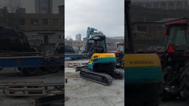 Японский экскаватор Kubota RX303S во Владивостоке.
