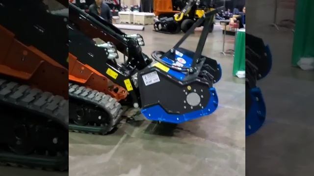 Мульчер SSKRT OSMA на мини-погрузчике DitchWitch SK3000