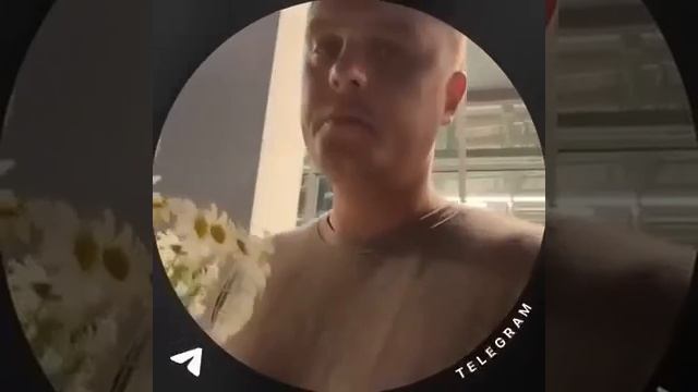 Пенсионерка зарабатывает деньги на еду, а какой-то бухой трэш-стример у неё их забирает