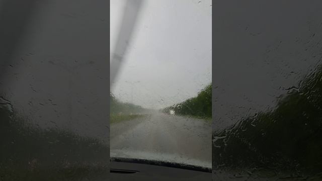 Ливень и град на трассе в Самаре