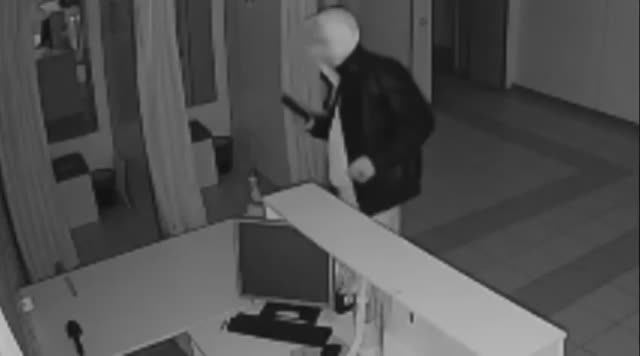 «По ошибке» ограбил пункт выдачи маркетплейса в Балаково. Видео ГУ МВД РФ по Саратовской обл.