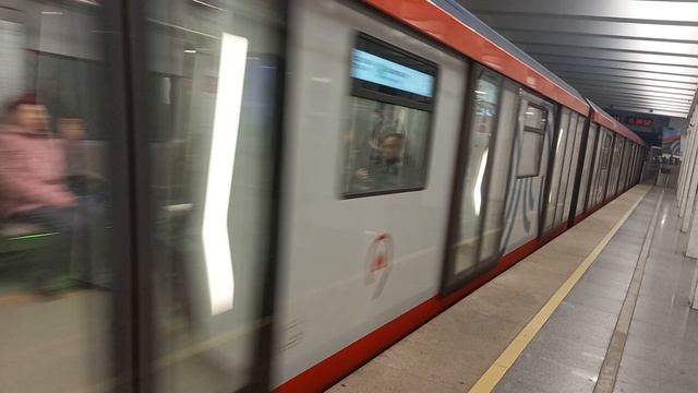 метропоезд "москва-2024" отправляется от "каширской"
