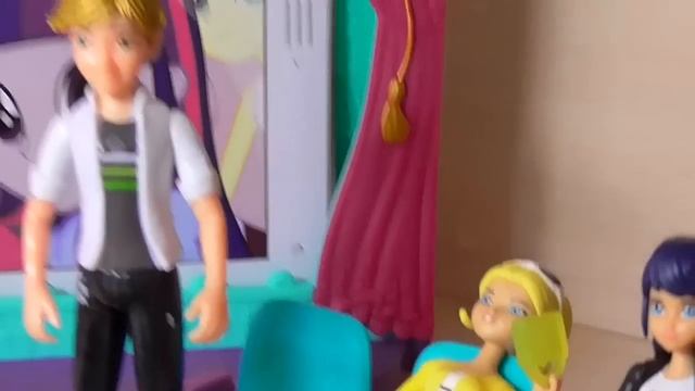Распаковка Леди ВАЙ ФАЙ!!! ХЛОЯ МАРИНЕТТ и АДРИАН идут в КИНОТЕАТР!