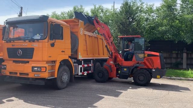 Фронтальный погрузчик MOLOT 200T. Погрузка самосвала Shaanxi