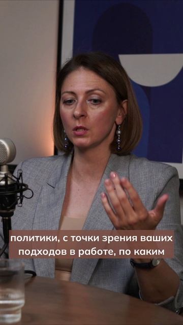 Клиенты считывают информацию о юристе через сервис // Анжелика Ремез