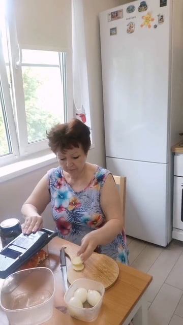 Одна дома.