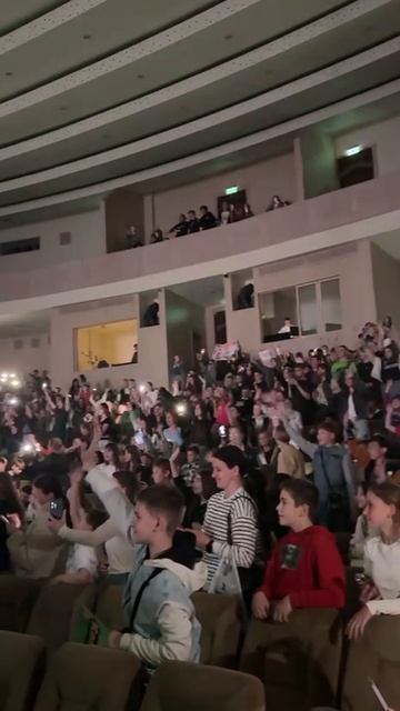 Шоумен Кобяков вчера выступил для детей Донецка