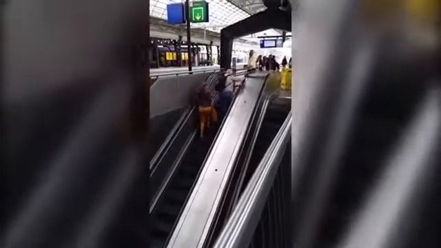 Дед и девушка на эскалаторе