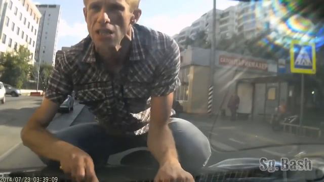 Клёвый инструктор Панин катается на капоте