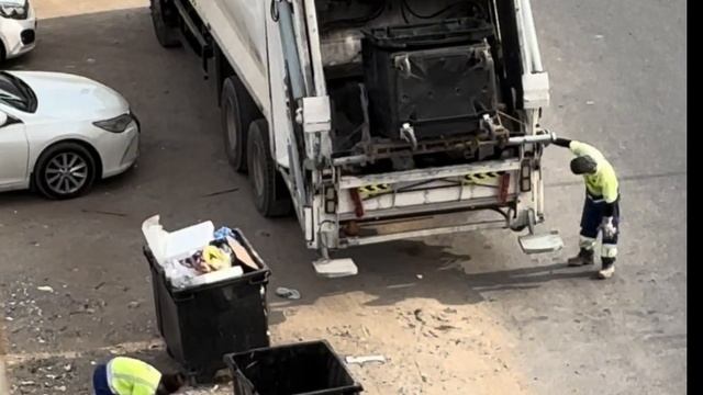 Garbage Trucks In Oman/ Мусоровозы в Омане