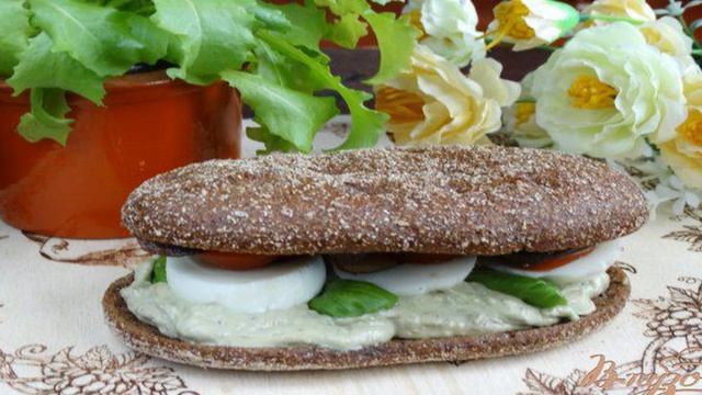 Сандвич с авокадо-соусом, яйцом, грибами