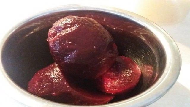 Салат из свеклы с чеснок и изюмом