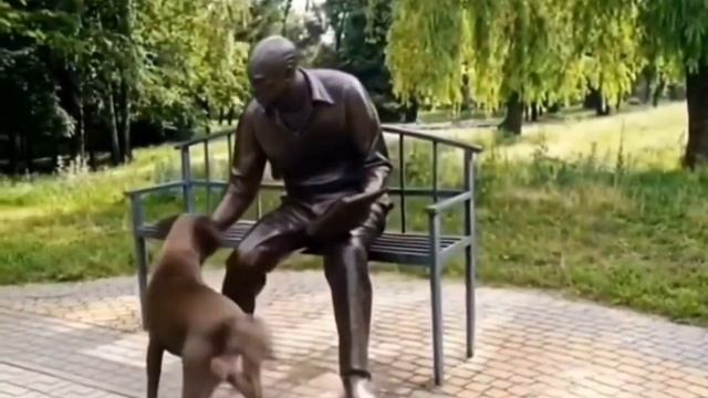 Краевед — скульптурная композиция, которая находится в Белгороде на Центральной аллее парка культуры